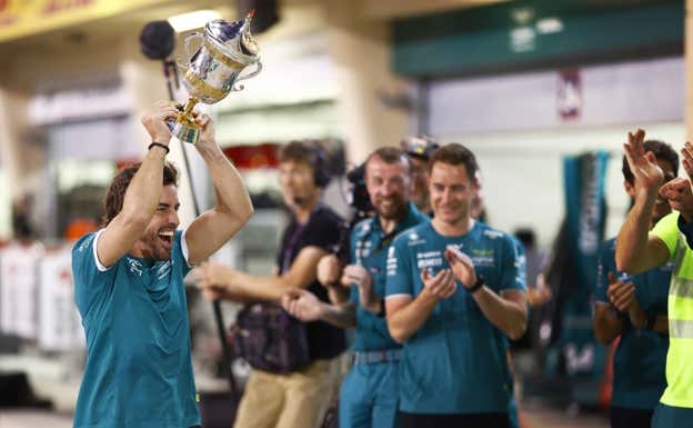 Fernando Alonso celebra su podio en el GP de Baréin 2023.  Aston Martin