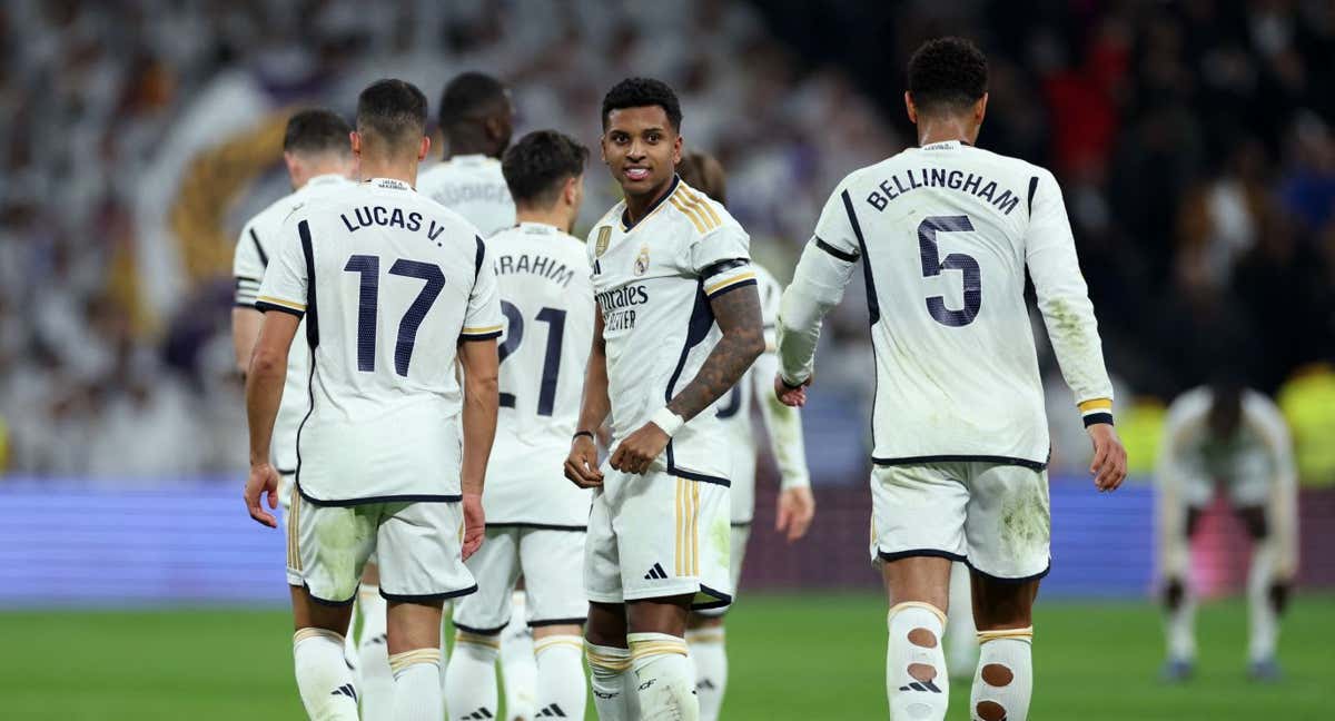 Varios jugadores del Real Madrid en el Bernabéu con sus números visibles a la espalda./REUTERS/ISABEL INFANTES