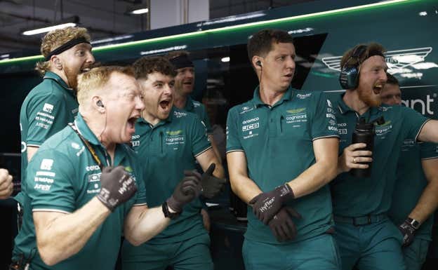 Los mecánicos de Fernando Alonso celebran una actuación del asturiano en la F1 2023.  Aston Martin
