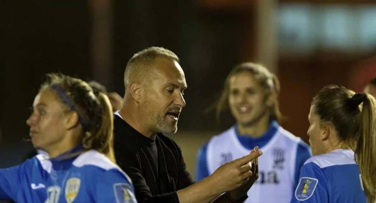 Randri García con sus jugadoras durante un partido. /EFE