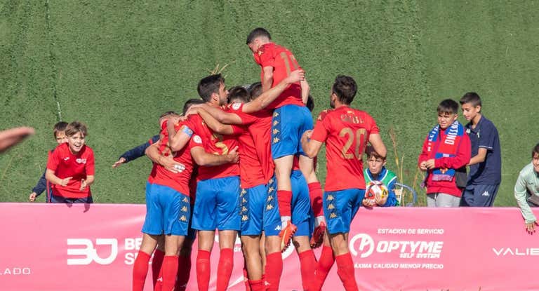 Los jugadores del Saguntino celebran un gol.