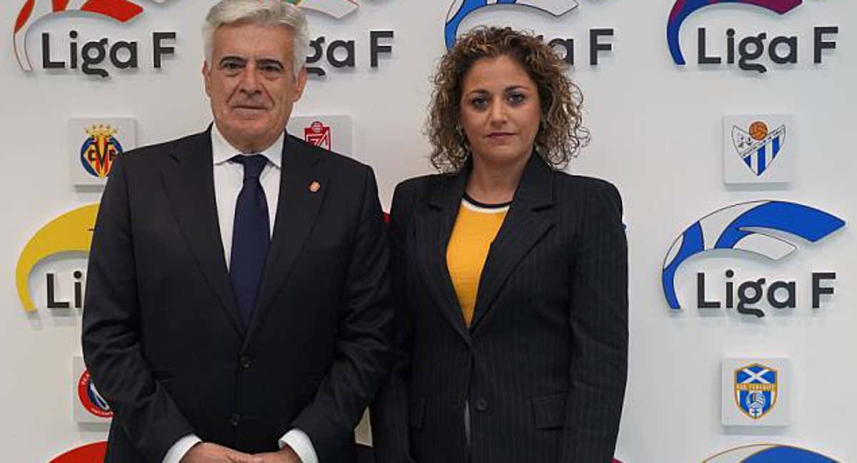 Pedro Rocha, presidente interino de la RFEF, y Beatriz Álvarez, mandamás de la Liga F en la sede de la competición femenina en Madrid. /LIGA F