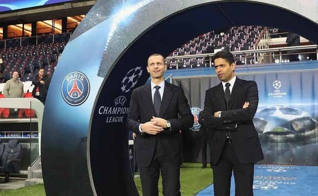 Ceferin, a la izquierda, y Al-Khelaïfi, en un partido del PSG en 2023.  ABC SEVILLA