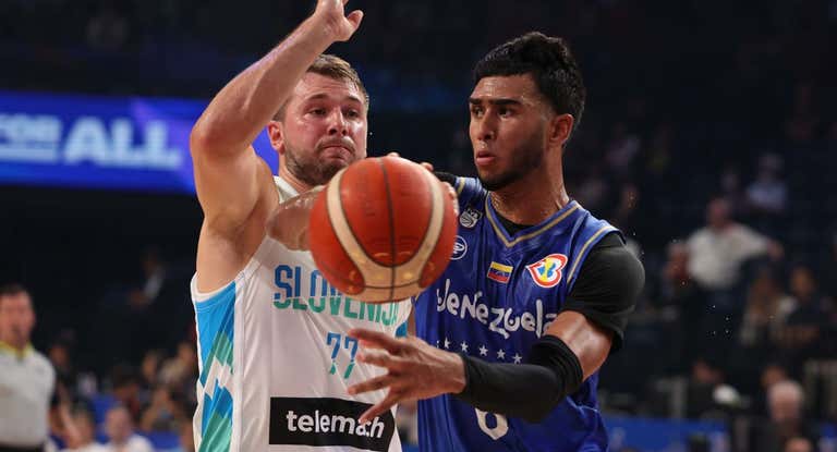 Garly Sojo pasa el balón ante la defensa de Luka Doncic en el último Mundial.