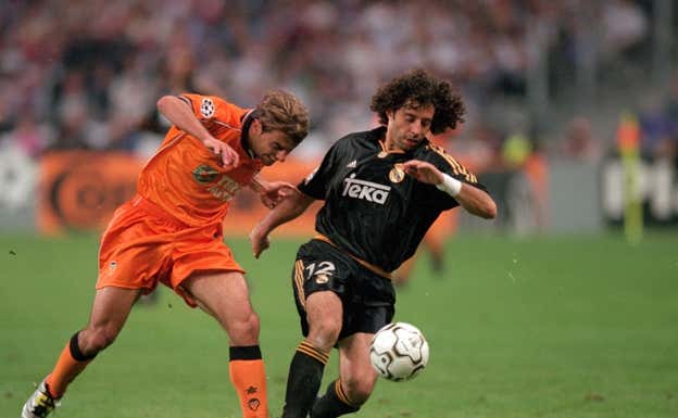 Iván Campo, en la final de París contra el Valencia, ante Piojo López.  Getty