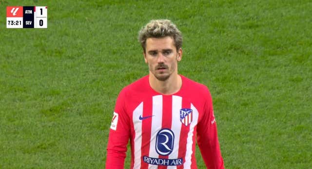 Griezmann no entiende su cambio… y acaba pateando una botella
