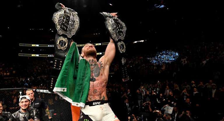 Conor McGregor festeja su victoria en el UFC 205.