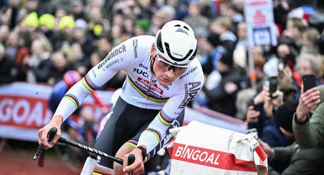 Van der Poel aplasta a Van Aert y Pidcock en Amberes