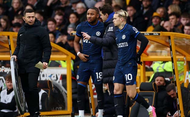 Pochettino le da instrucciones a Nkunku antes de entrar.  REUTERS