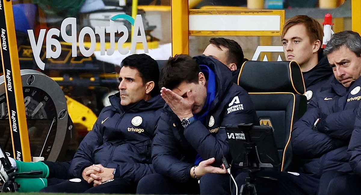 Pochettino se lamenta en el banquillo.