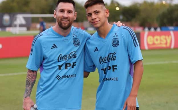Messi y Echeverri durante un entrenamiento de la Selección Argentina.