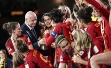 Infantino tiene un lapsus al felicitar a una campeona del Mundo y confunde a María Pérez con Teresa Abelleira