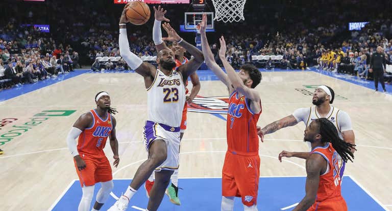 LeBron James anota en el último cuarto para liderar a los Lakers.
