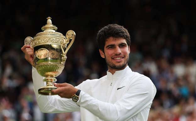 Carlos Alcaraz ganó el título en Wimbledon en 2023.  Reuters