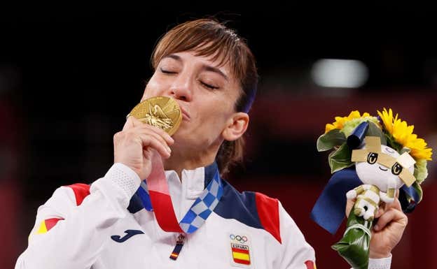 Sandra Sánchez besa la medalla de oro conquistada en Tokio.  EFE
