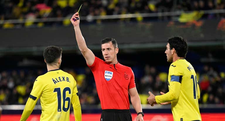 Álex Baena causará baja en la jornada 19 por acumulación de tarjetas.