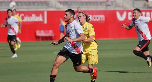 Isaac Romero ampliará su contrato un año más en cuanto el Sevilla le haga ficha del primer equipo