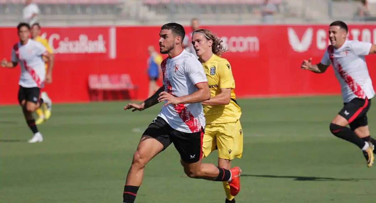 Isaac Romero en un partido con el Sevilla Atlético.