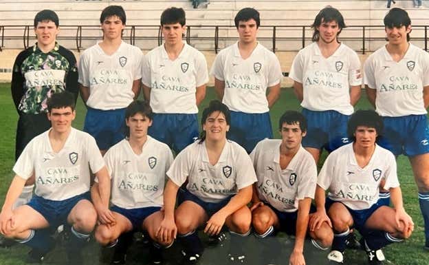 Mikel Labaka, el segundo por la izquierda en la fila de arriba, en su época como jugador del Lagun Onak.  Relevo