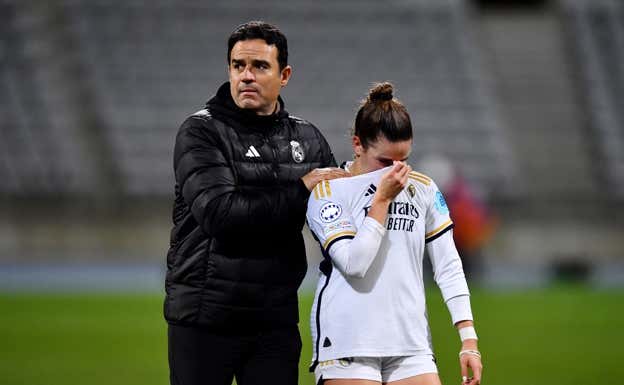 Alberto Toril consuela a Teresa Abelleira tras la derrota frente al Paris FC en la fase de grupos de la Champions.  GETTY