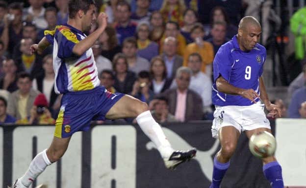 Uno de los partidos más icónicos de la selección catalana, ante la Brasil de Ronaldo. Archivo