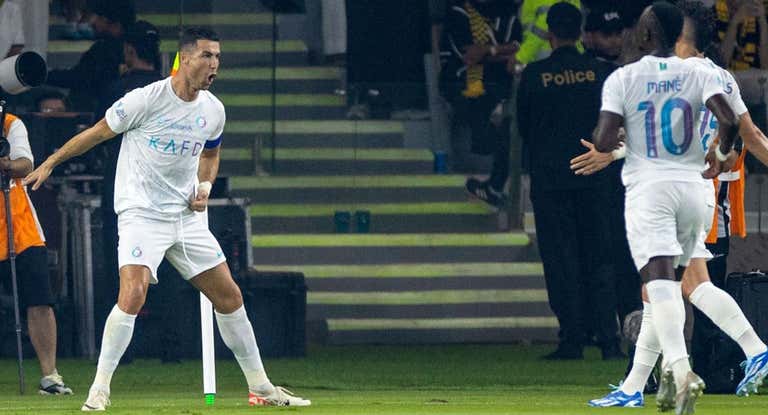 Cristiano celebra uno de sus dos goles al Al I ttihad.