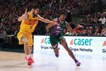 El Unicaja de Ibon Navarro da un golpe sobre la mesa y deja más tocado todavía al Barça