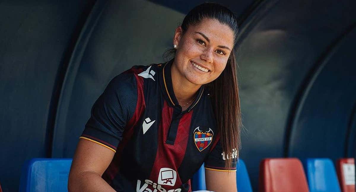 María Méndez posa con la equipación del Levante.