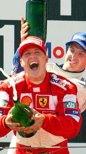 Ralf bromea con Michael Schumacher en el GP de Francia de 2001.  AFP