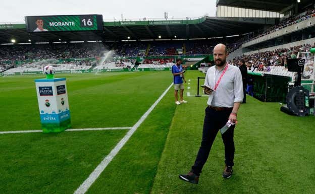 Enrique Palacio, jefe de prensa del Racing, en un partido de LaLiga Hipermotion.  NACHO CUBERO