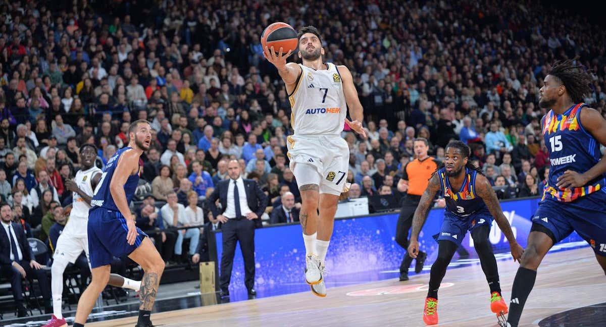 Facundo Campazzo aprovecha el hueco en la defensa para lanzar a canasta con facilidad