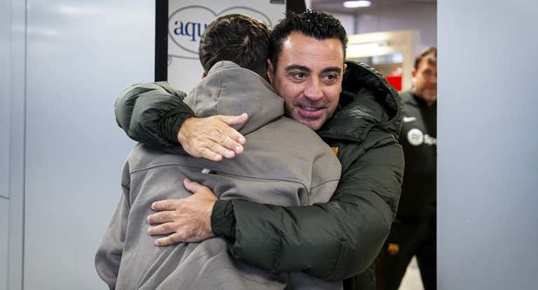 Xavi abraza a Gavi en una visita a la Ciudad Deportiva tras la lesión.