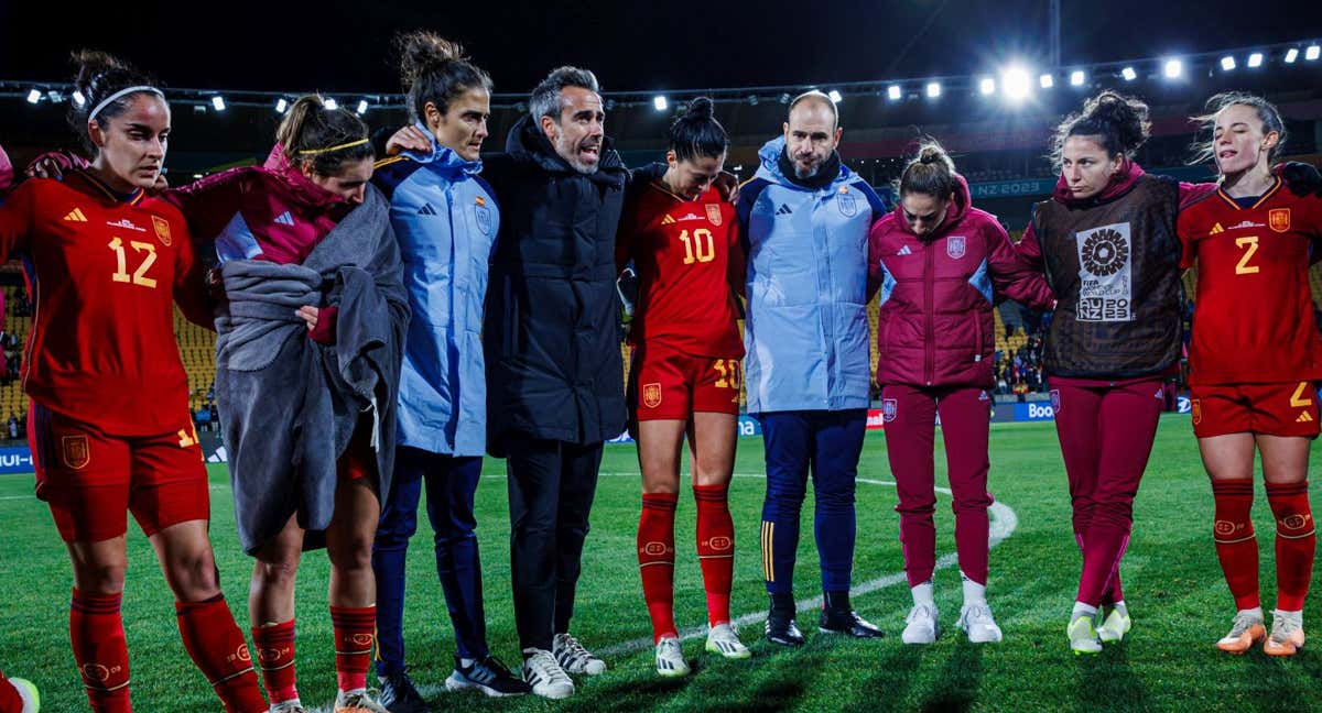 Jorge Vilda, exseleccionador española, junto a Montse Tomé, ahora entrenadora de la Selección y entonces su segunda, y a jugadoras como Oihane Hernández, Mariona Caldentey, Jenni Hermoso, Olga Carmona, Ivana Andrés y Ona Batllet, durante una charla tras la derrota ante Japón en la fase de grupos del Mundial en Nueva Zelanda y Australia. /RFEF