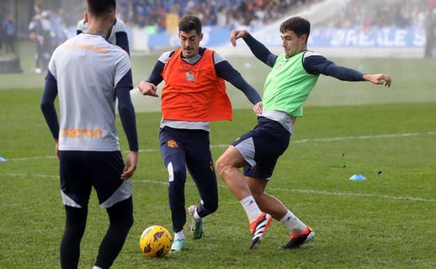 Zubimendi, antes de retirarse lesionado, pugna por un balón con Carlos Fernández.  Unciti