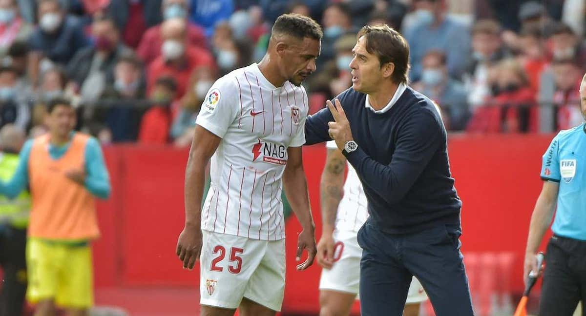 Fernando recibe instrucciones de Julen Lopetegui./AFP