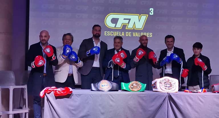 Foto de familia tras la presentación oficial.