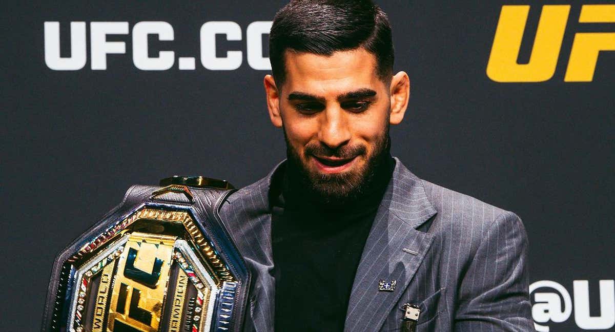 Ilia Topuria, con el cinturón de UFC en una rueda de prensa.
