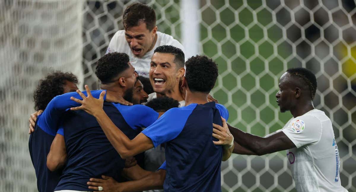 Cristiano, en la celebración de uno de sus goles al Al Ittihad.