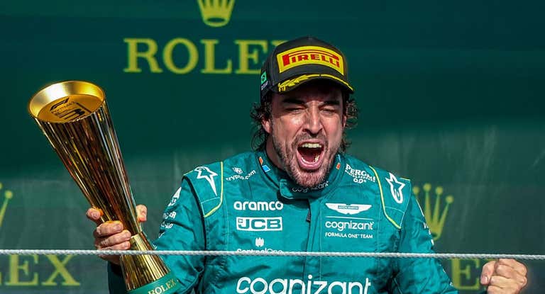 Fernando Alonso celebra el podio logrado en Brasil.