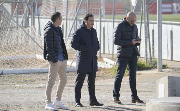 Del Nido Carrasco, entre Fernando Navarro y Monchi, observa un entrenamiento del Sevilla. ABC