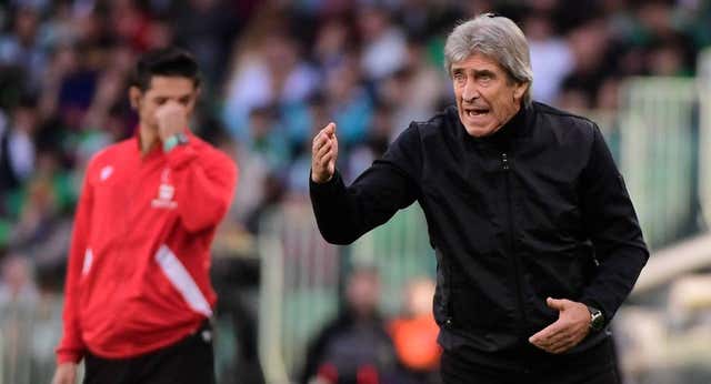 Pellegrini mantiene el reto europeo en un Betis que regresó con fuerza al mercado… y despidió a Joaquín