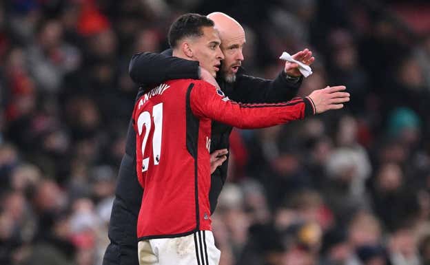 Ten Hag da instrucciones a Antony durante un partido. Getyy Images