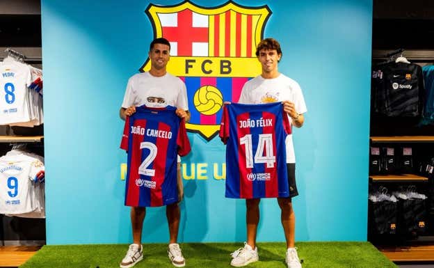 Cancelo y Joao Félix posando con la camiseta del Barça.  FCB