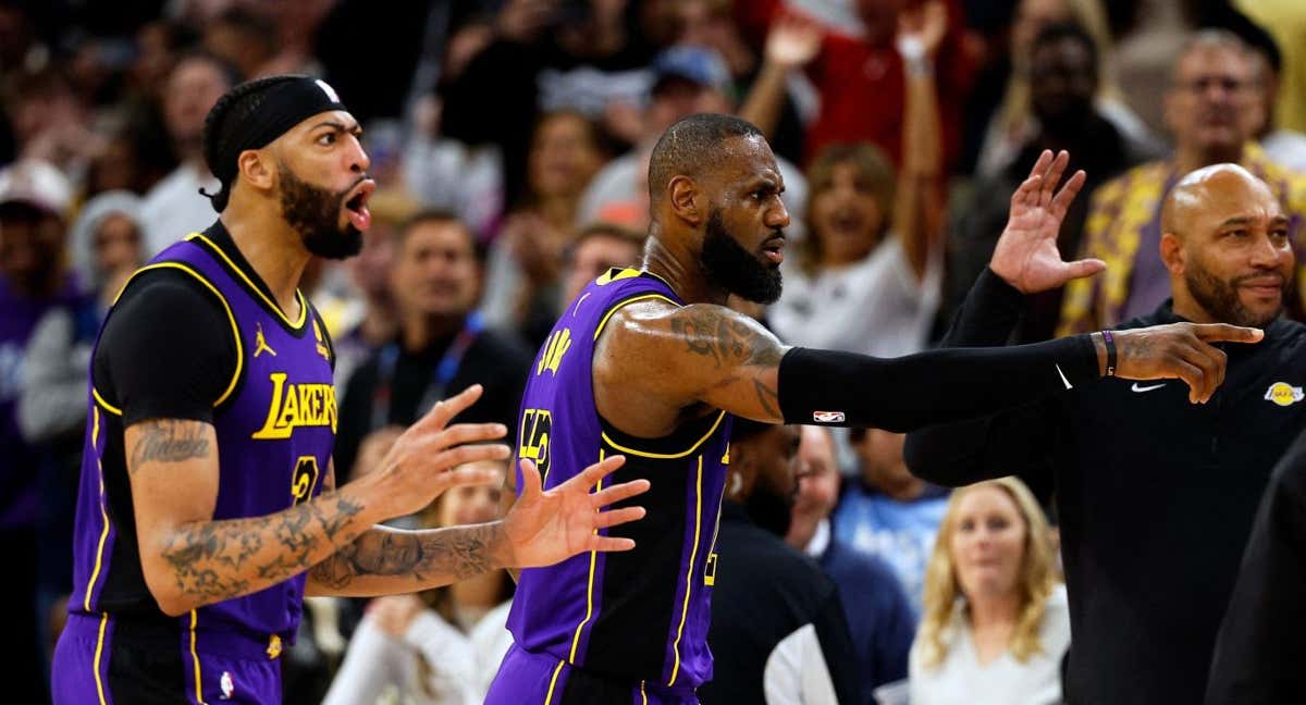 LeBron James y Anthony Davis protestan ante los colegiados./AFP