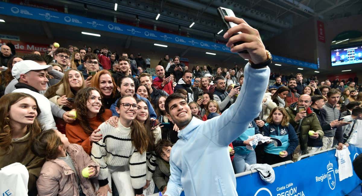 Carlos Alcaraz se saca un selfie durante una exhibición en Murcia.