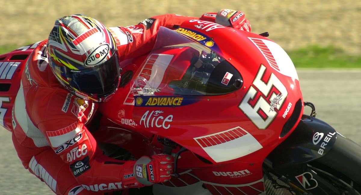 Loris Capirossi, en unos entrenamientos en el circuito de Jerez con Ducati en el año 2006./EFE