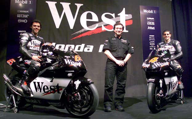 Loris Capirossi y Alex Barros, junto a Sito Pons en la presentación del equipo en la categoría de 500. EFE