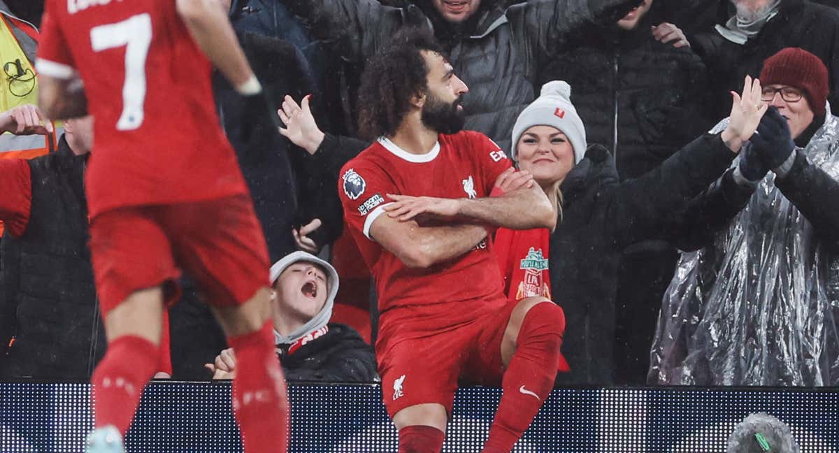 Salah celebra un gol con los hinchas del Liverpool.