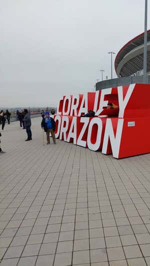 Aficionados del Getafe se fotografían con el lema Coraje y Corazón.
