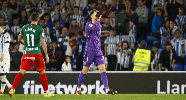 Álex Remiro la ‘lía’ con su expulsión: todo lo que pierde la Real para el derbi en San Mamés